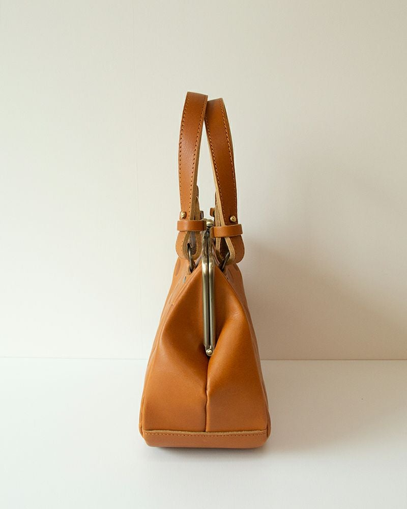 コンパクトな見た目以上にマチがあり収納力あり。見た目と実用性を両立した設計。