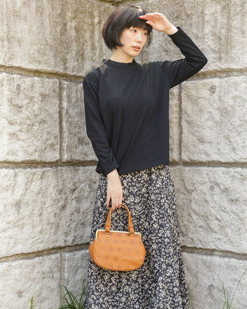キャラメルのあたたかみがコーデに温もりを添える。革の表情も映える色合い。