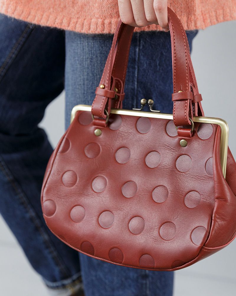 深みのある赤色は、甘さの中に大人っぽさを感じさせる。オンでもオフでも映える万能カラー。