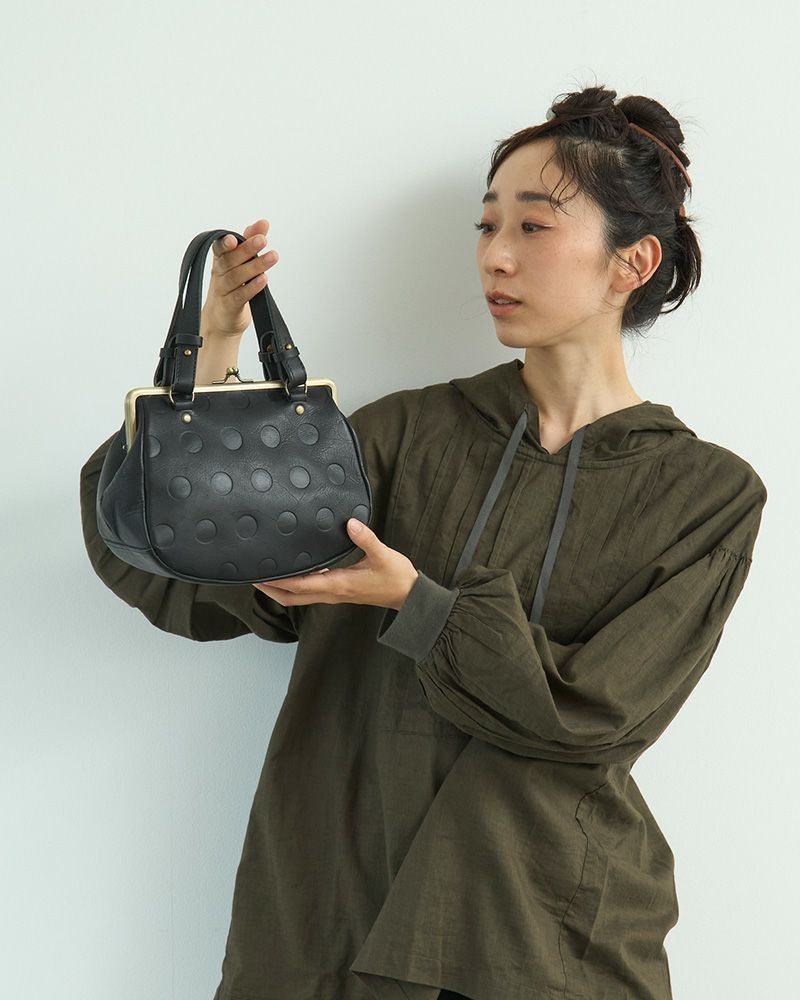 どんな季節にも映えるブラック。上品な佇まいで長く愛用できるレザーボストン。