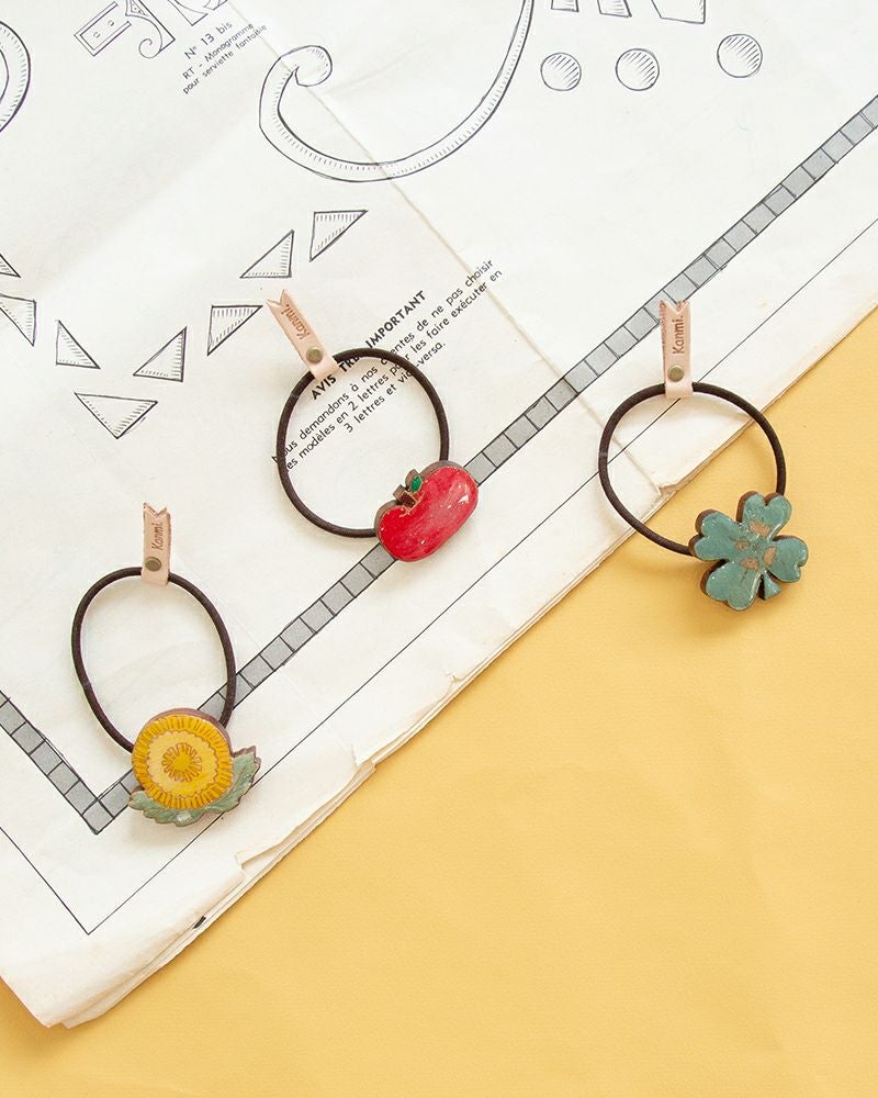 ヘアアクセサリーの種類：左から　タンポポ・リンゴ・クローバー