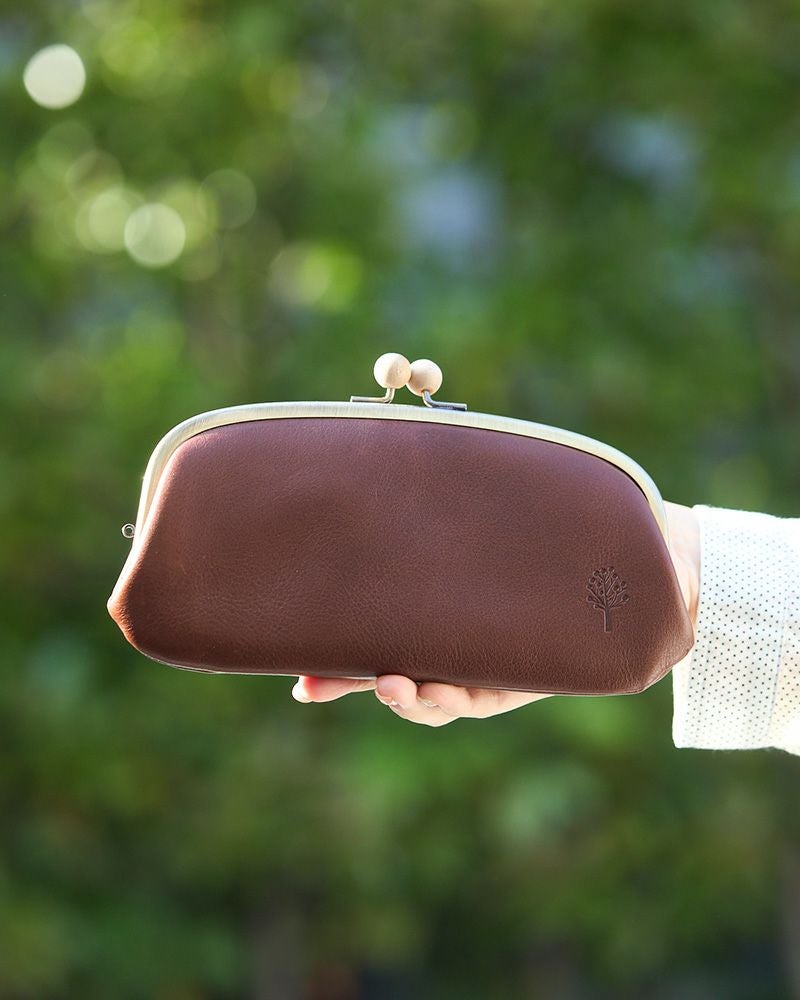 手のひらに馴染むサイズ感／がま口の色：ダークブラウン