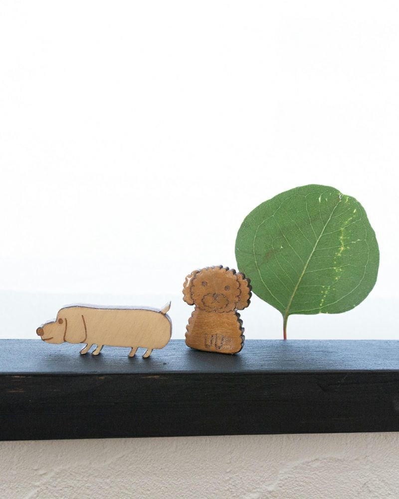 ブローチの種類：左から　ダックス クリーム・プードル アプリコット