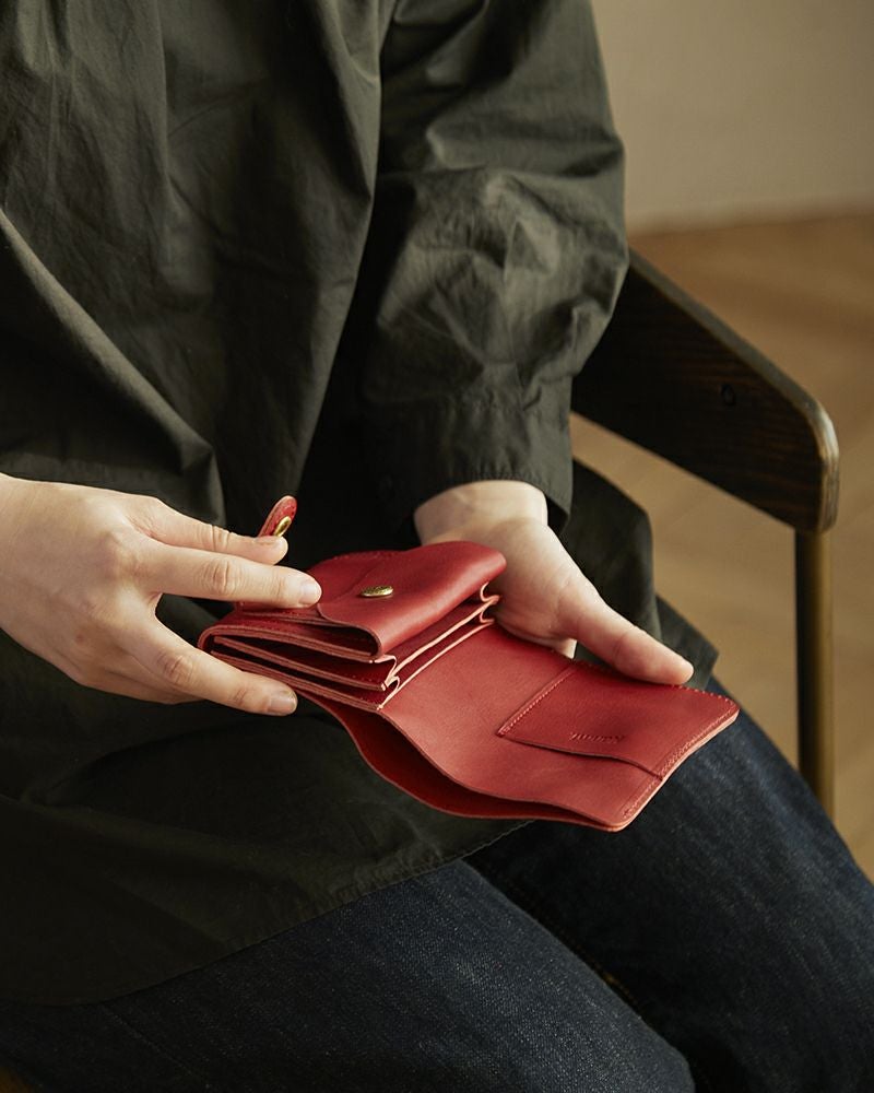 二つ折り財布の色：レッド