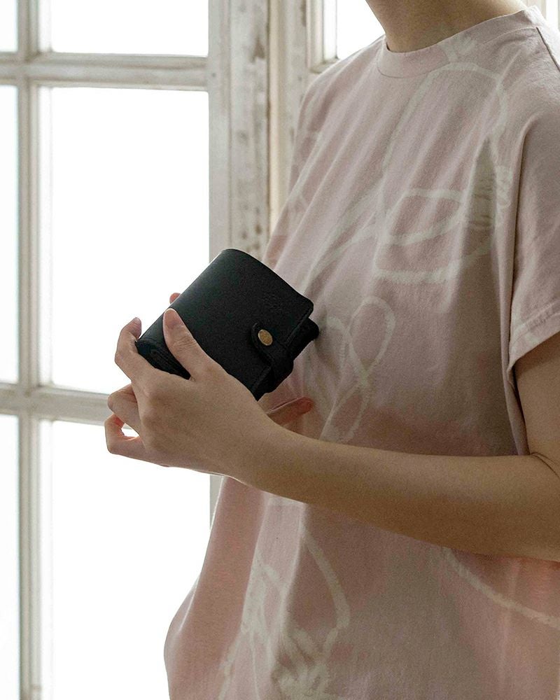 二つ折り財布の色：クロ