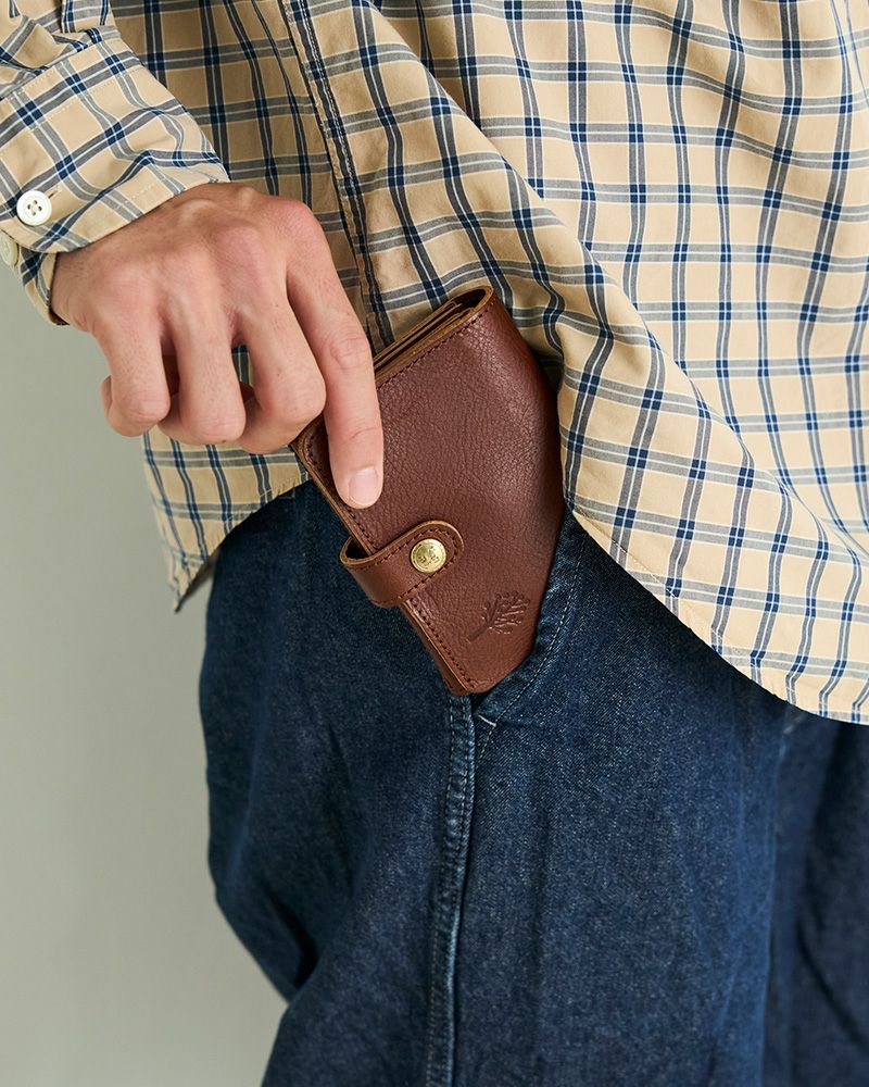 ポケットにも入るコンパクトな革財布