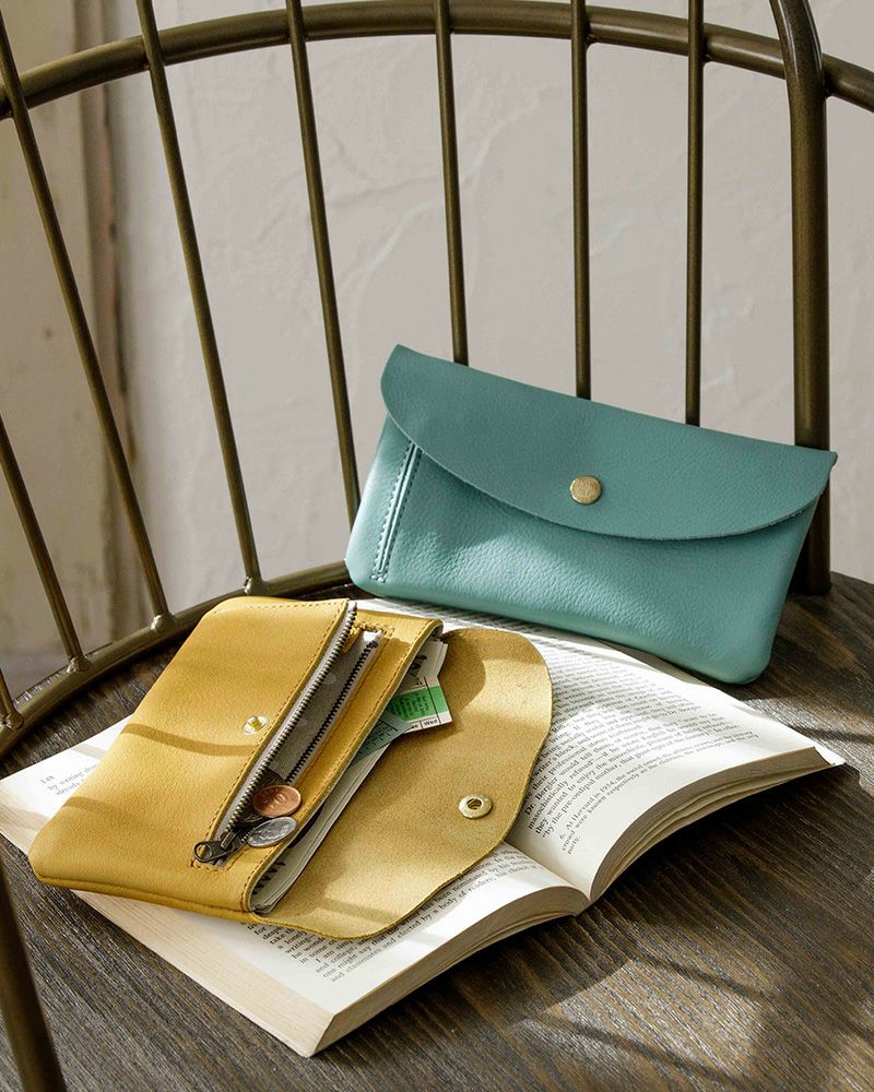 長財布の色：左から　キャラメル・サックス