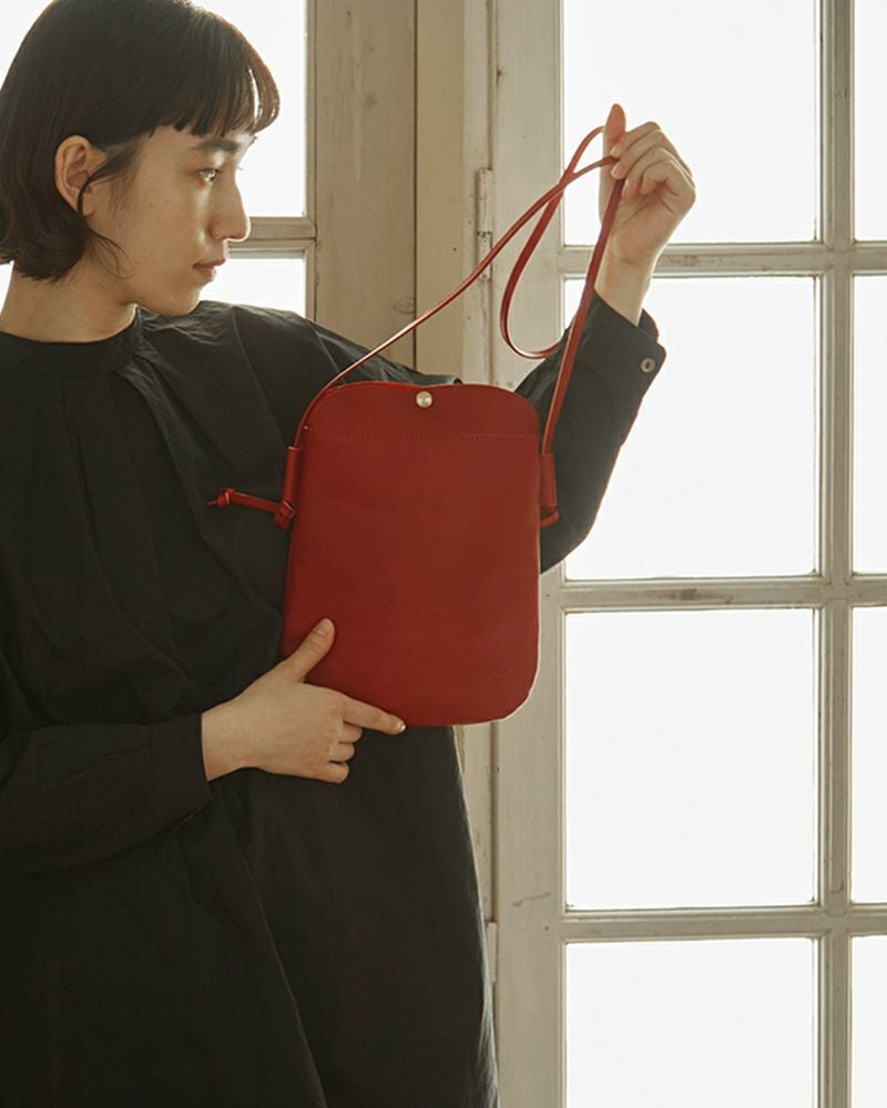 kanmi.牛革サコッシュ 荷物を少なく身軽に「ドロップツリー サコッシュ（M）」 | Kanmi