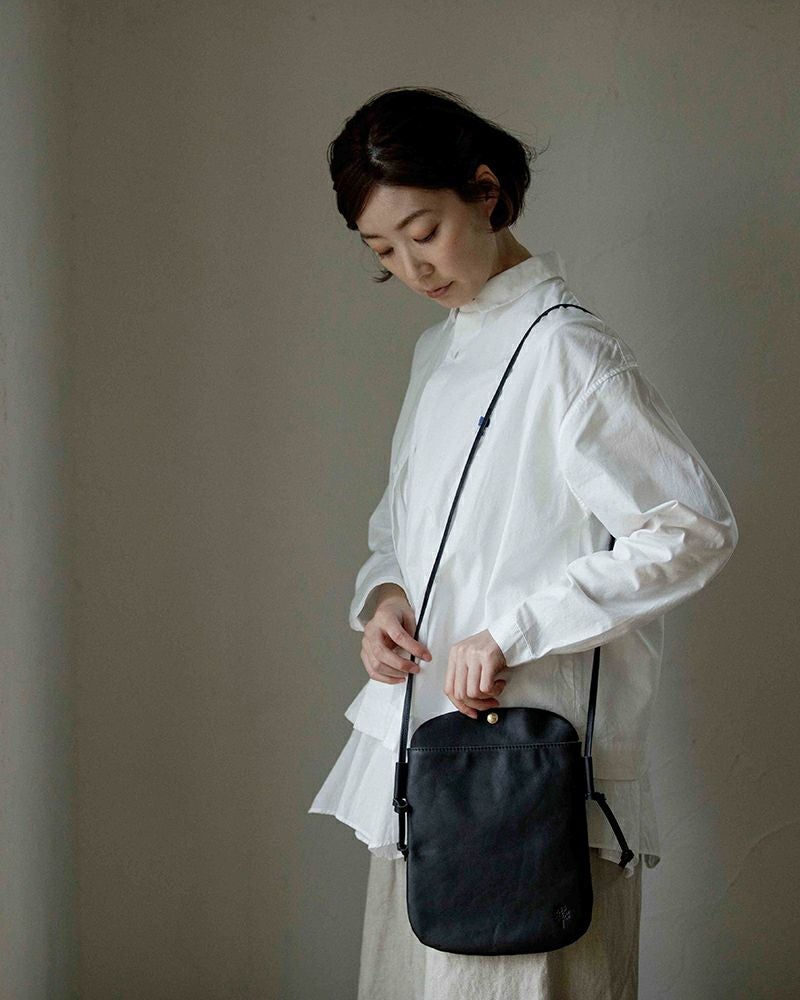 kanmi.牛革サコッシュ 荷物を少なく身軽に「ドロップツリー サコッシュ（M）」 | Kanmi