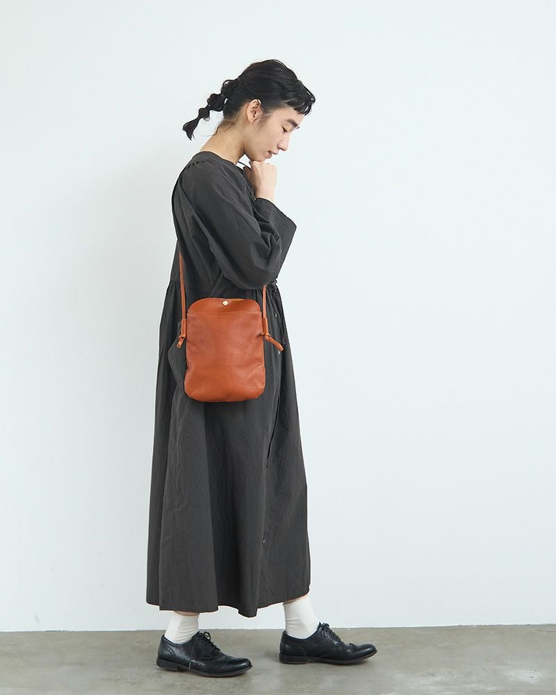 kanmi.牛革サコッシュ 荷物を少なく身軽に「ドロップツリー サコッシュ（M）」 | Kanmi