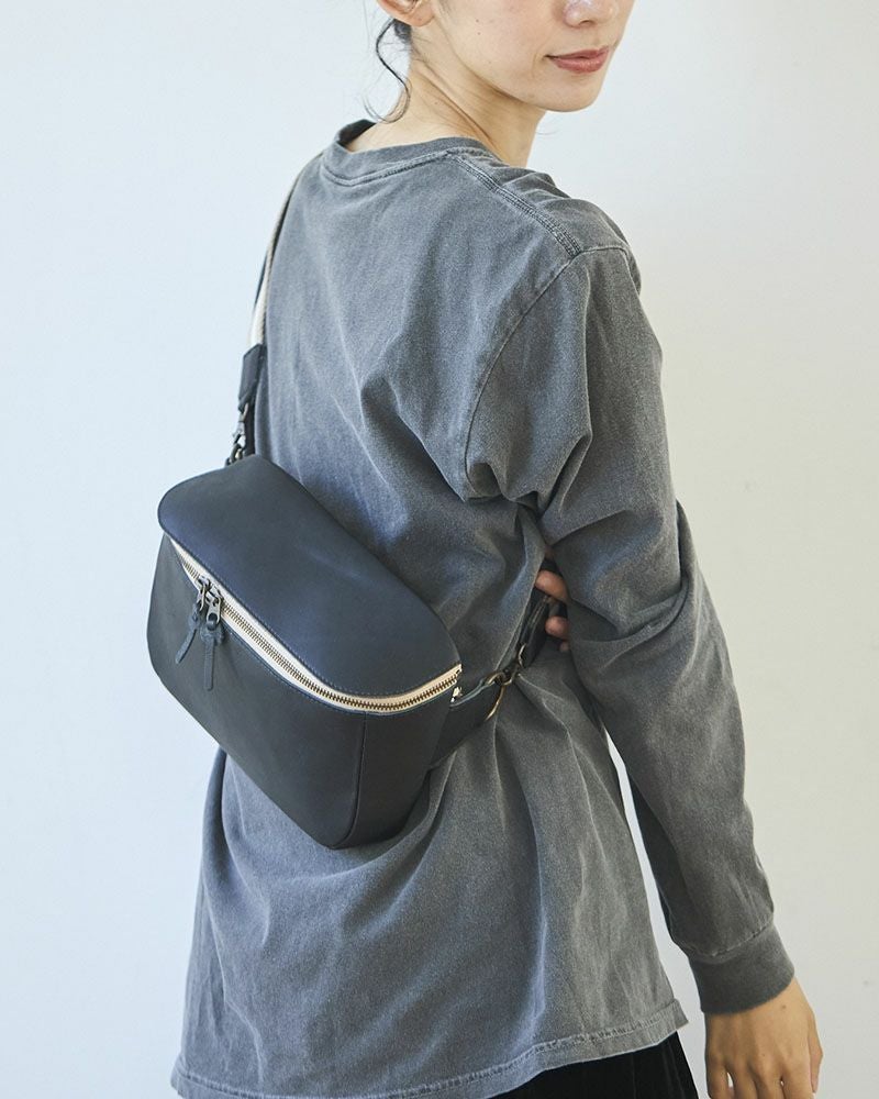 ボディバッグの色：クロ