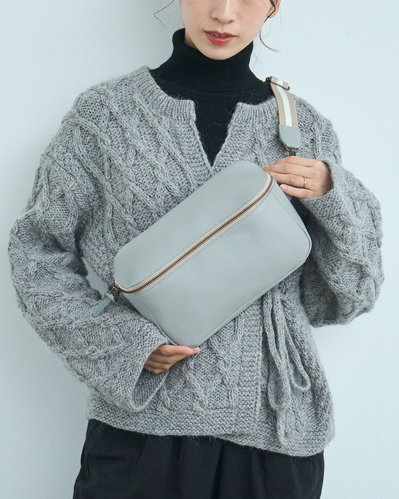 ボディバッグの色：グレー