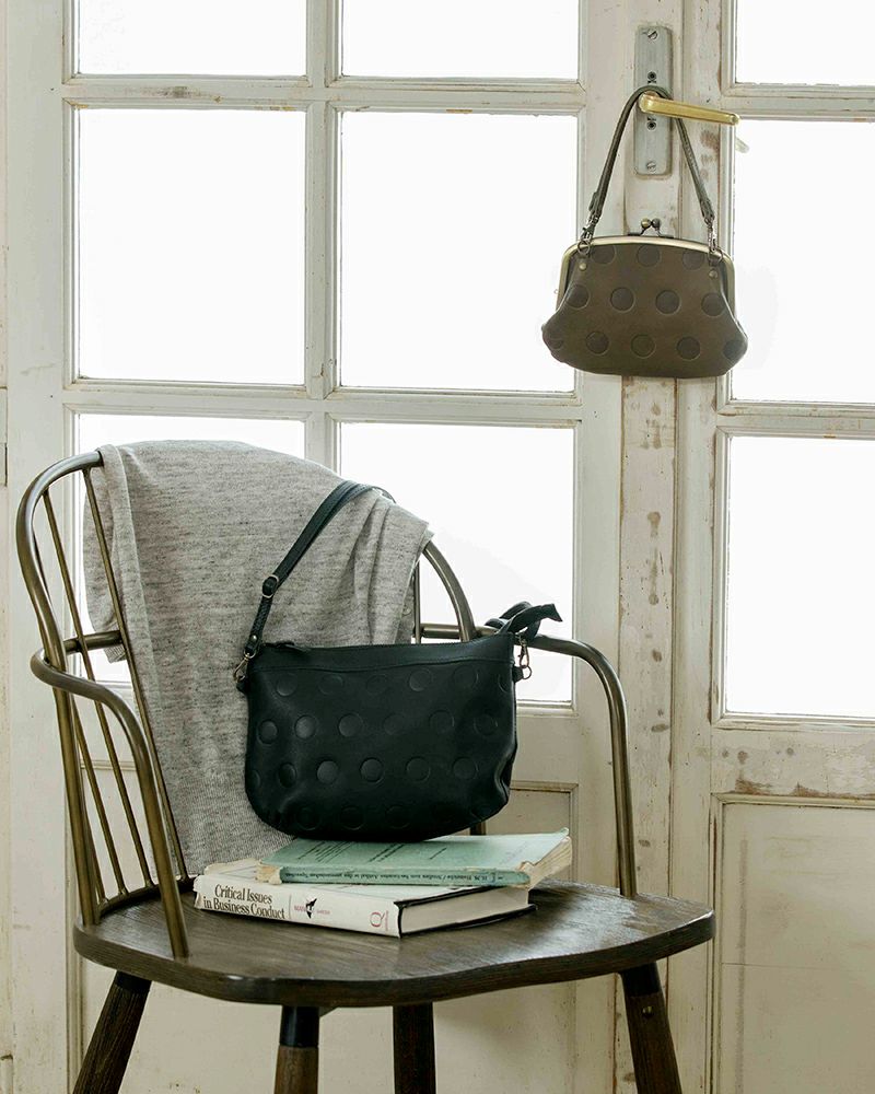 ポシェットの色：ブラック