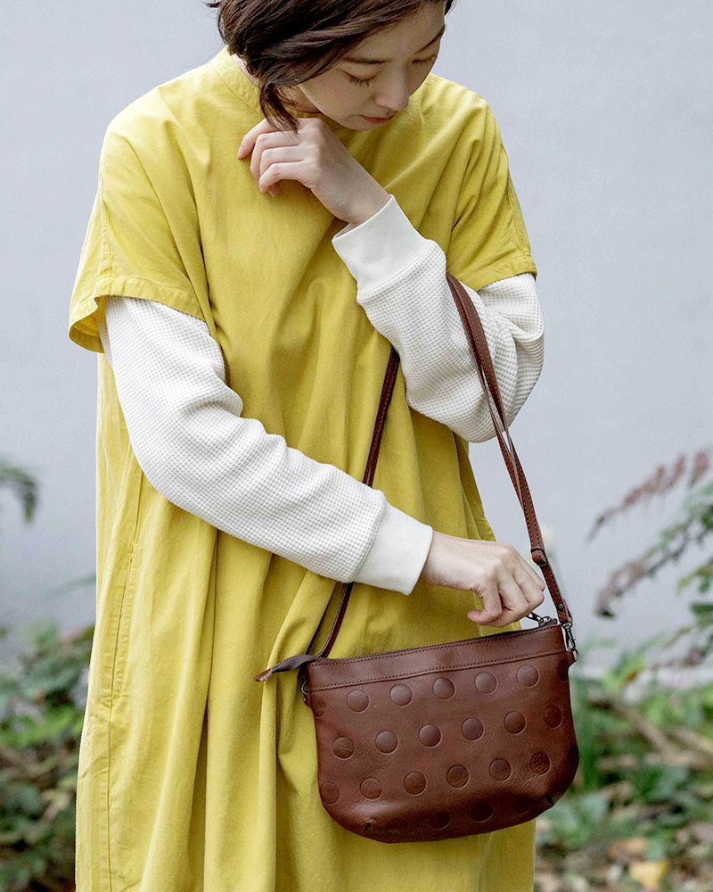 ポシェットの色：ダークブラウン