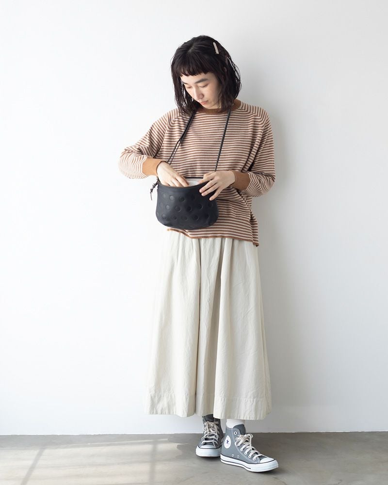 ポシェットの色：ブラック