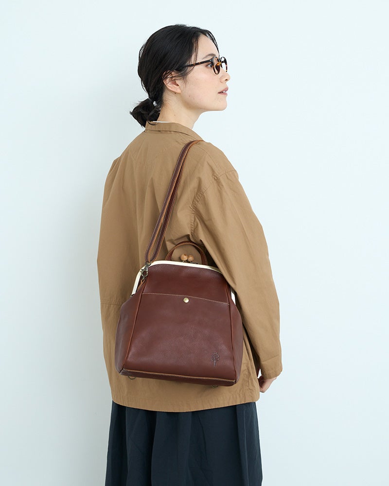 ショルダーを短くすれば、トートのように／バッグの色： ダークブラウン
