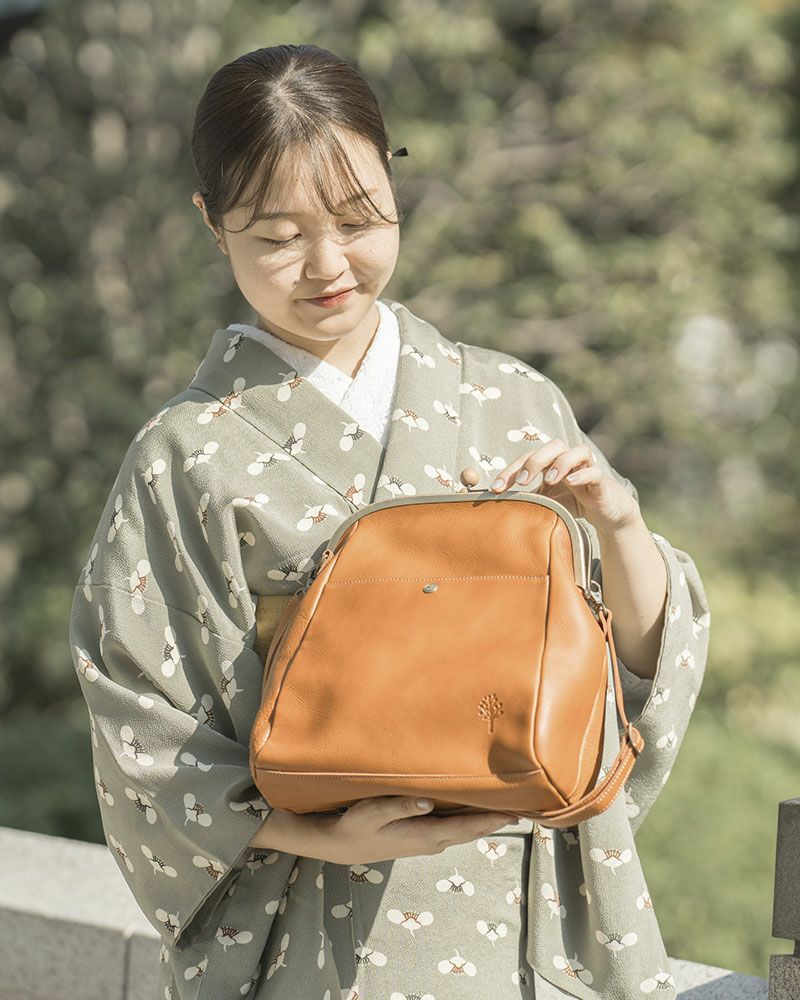 着物とがま口バッグでお出かけ／がま口バッグの色：キャメル