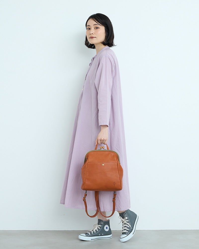 手持ちスタイルも可愛く／バッグの色：キャメル