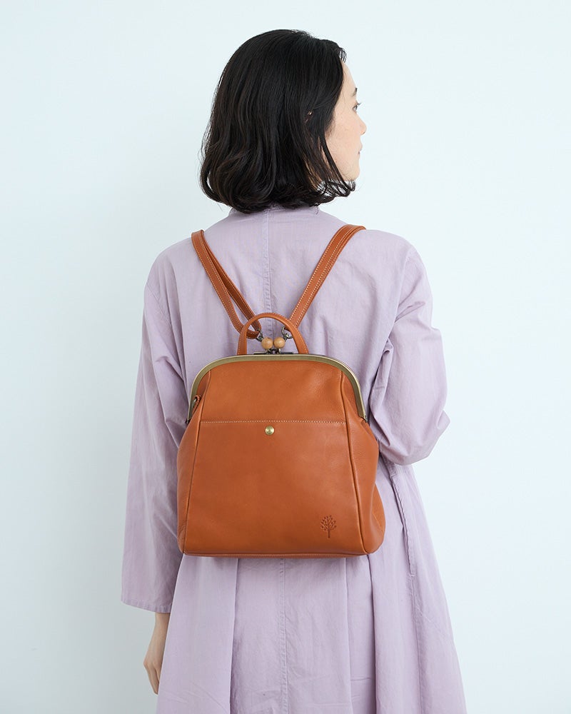 ワンピースにも合わせやすい、本革リュック／バッグの色：キャメル