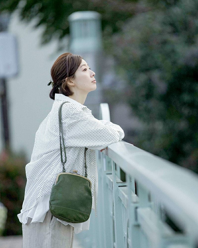 やさしい音と木玉が響く、本革がま口ポシェット／がま口ポシェットの色：グリーン