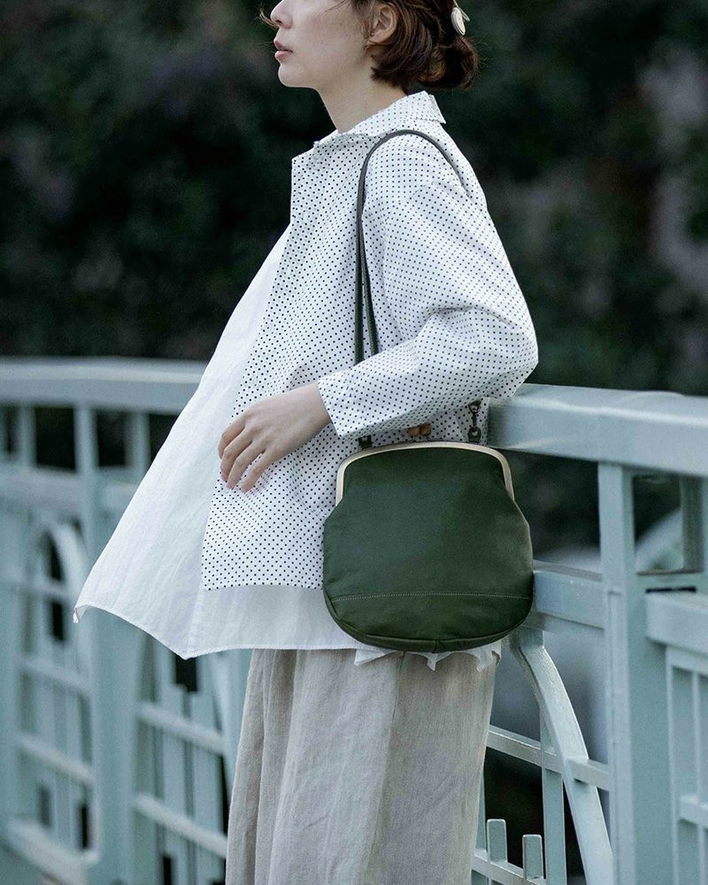 コロンとかわいい、木玉と革のがま口ポシェット／がま口ポシェットの色：グリーン