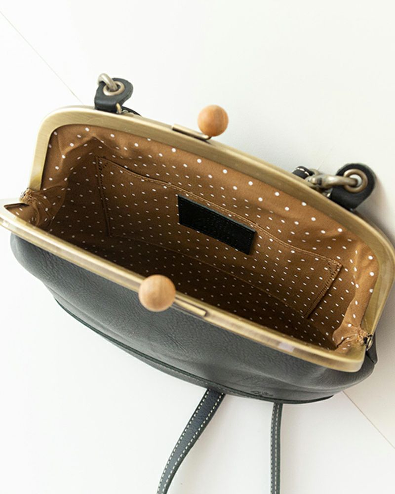 コンパクトなのに収納上手な牛革がま口ポシェット／がま口ポシェットの色：クロ