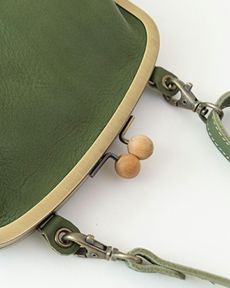 木玉の存在感と革の落ち着きが調和するポシェット／がま口ポシェットの色：グリーン