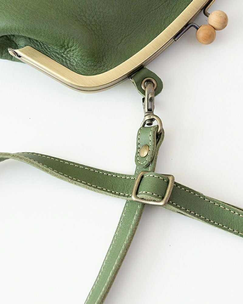 ショルダーベルトは調節可能です。がま口ポシェットの色：グリーン