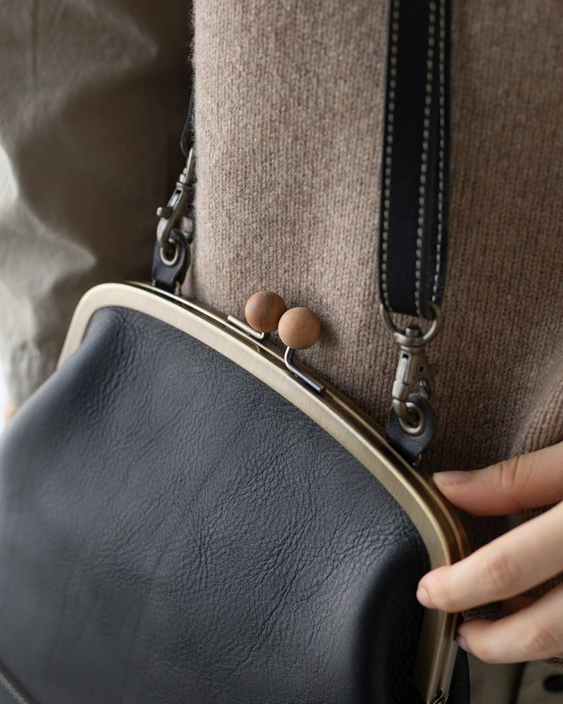 落ち着きあるブラックで使える、木玉付きがま口ポシェット／がま口ポシェットの色：クロ