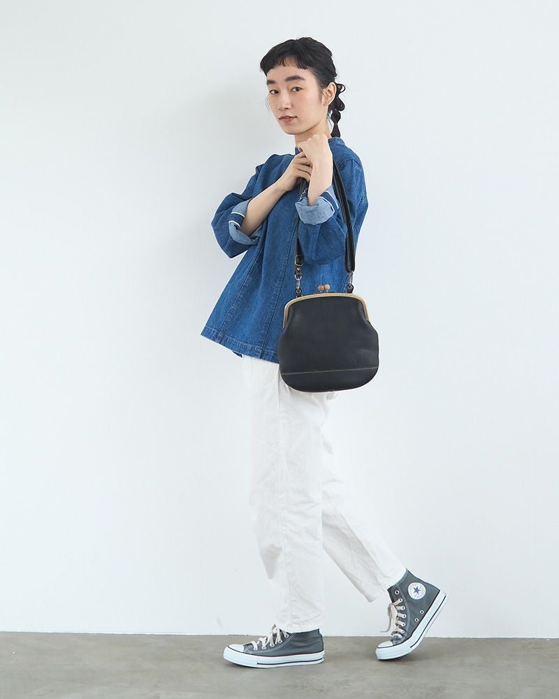 コンパクトなのに収納上手な牛革がま口ポシェット／がま口ポシェットの色：クロ