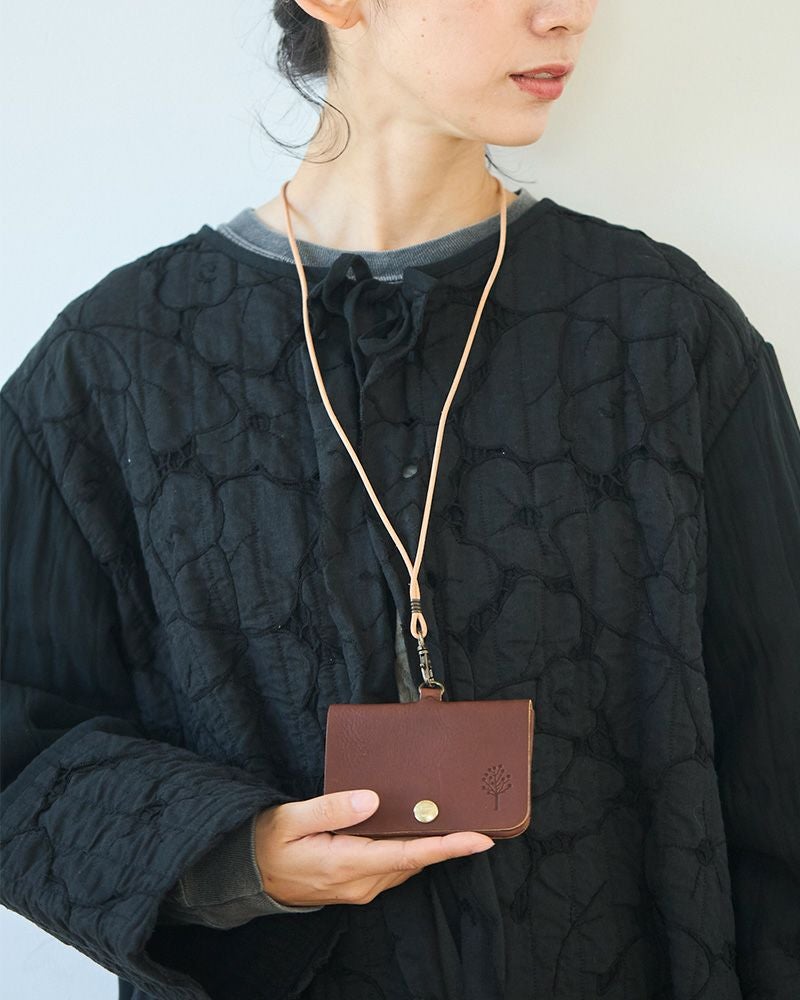 レザーの上質なIDカードホルダーなのでギフトにもぴったり／パスケースの色：ダークブラウン