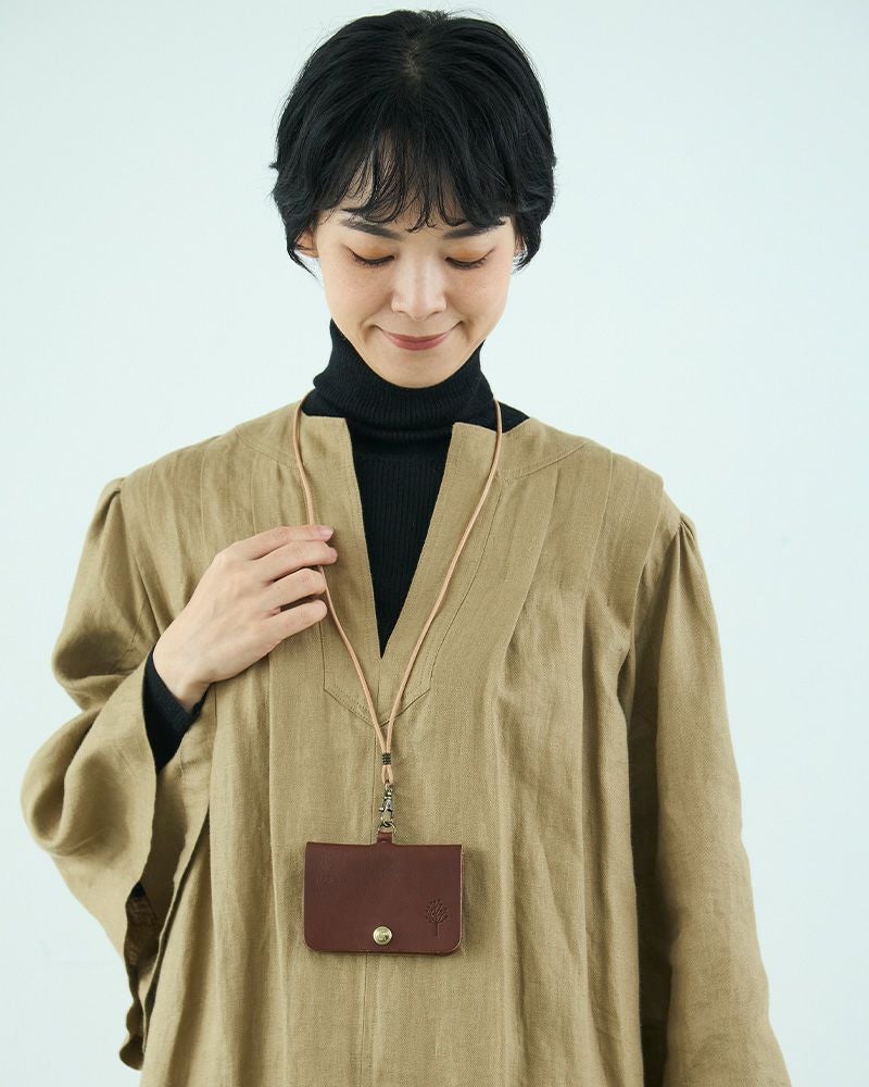 パスケースの色：ダークブラウン