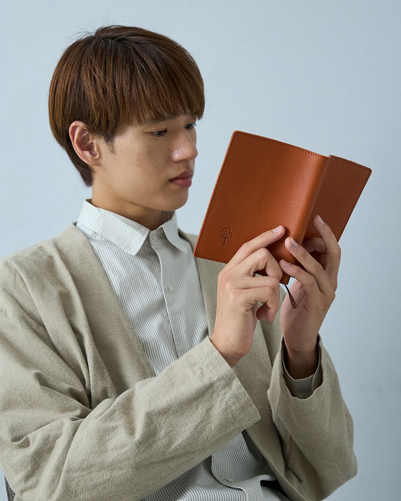 ユニセックスで使える、本革ブックカバー／ブックカバーの色：キャメル