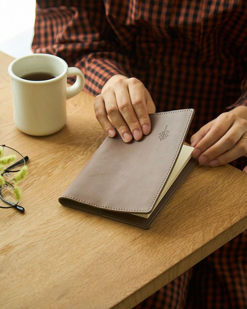 ブックカバーの色：モカグレー