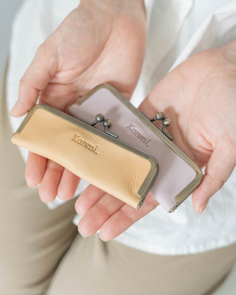 がま口印鑑ケースの色：手前から　ミルクティー[終売]・ラベンダー[終売]