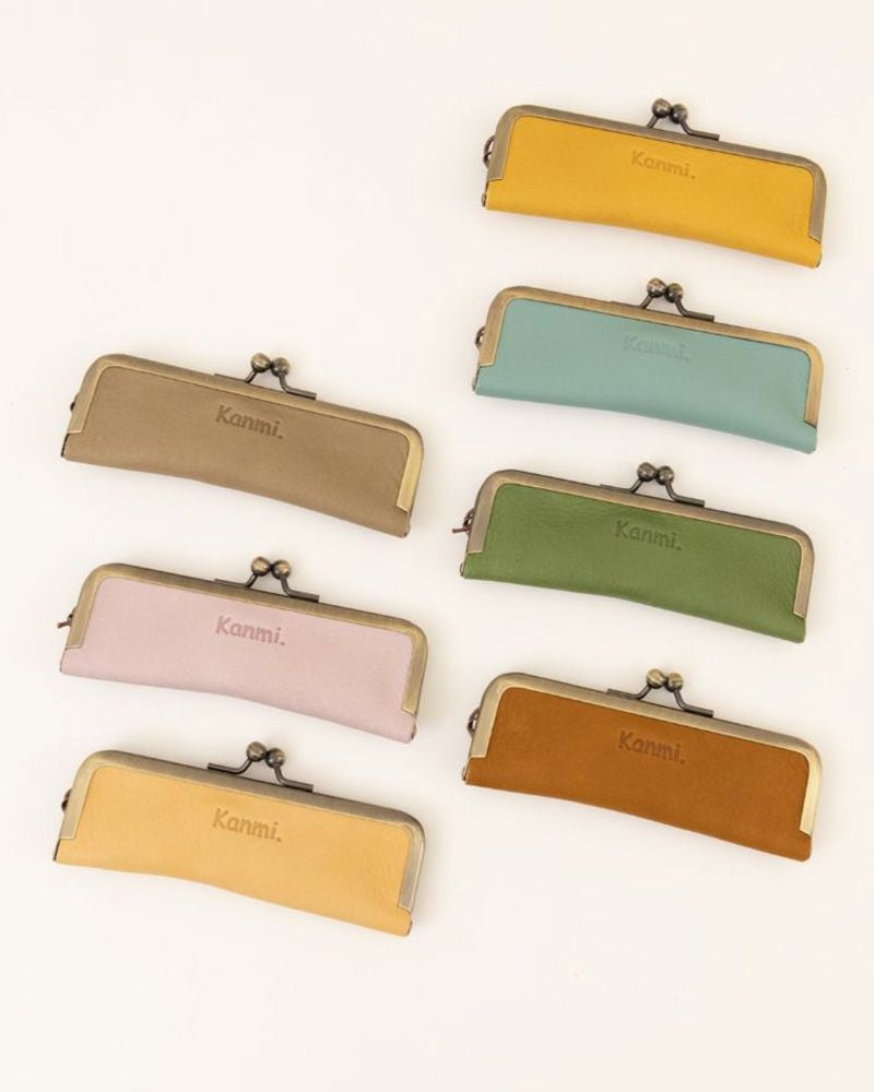 がま口印鑑ケースの色：右から時計回りに　キャラメル・サックス・リーフグリーン・ミルクチョコ・ミルクティー[終売]・ラベンダー[終売]・マウスグレー[終売]