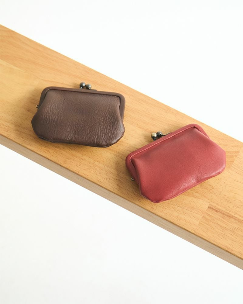 がま口の色：左から　ダークブラウン・レッド