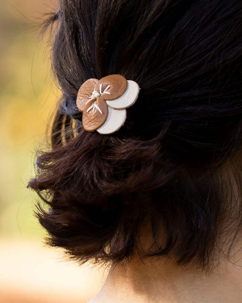 ヘアアクセサリーの色：アッシュグレー×バニラ