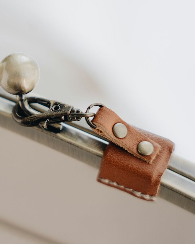 特許取得！がま口バッグ用「口金キーパー」新色クリーム登場】開かない