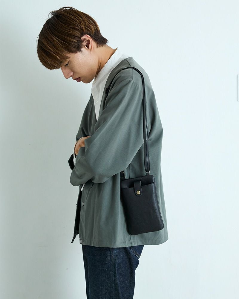 ユニセックスで使える、防水レザーポシェット