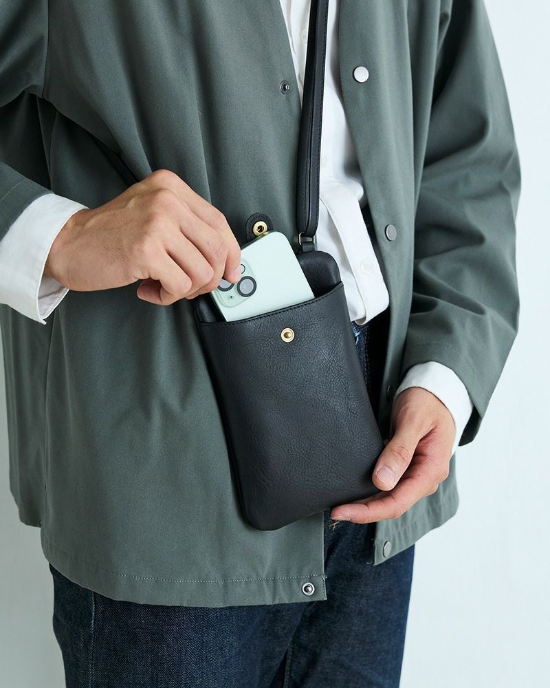 水を弾くから、スマホを入れても安心