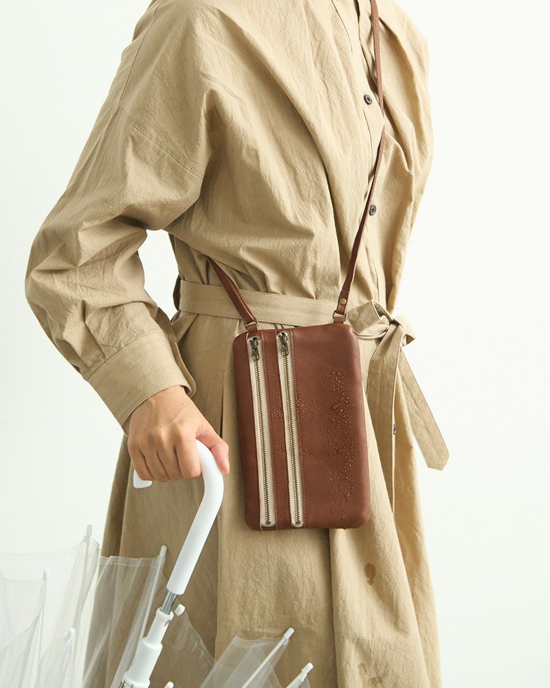 ポシェットの色：ダークブラウン