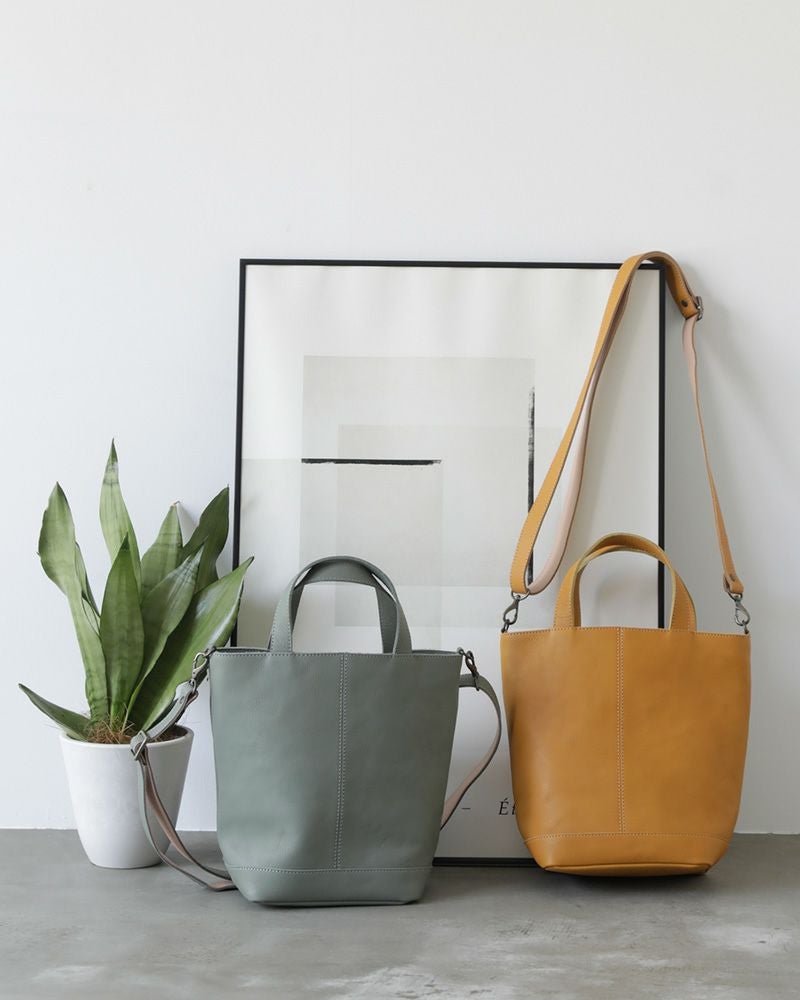 itsu mono 2WAYバッグ／左：キャットブルー／右：マスタード