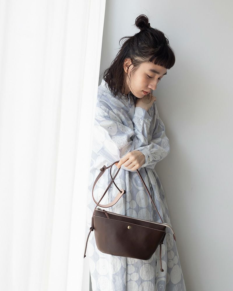 ポシェットの色：ダークブラウン