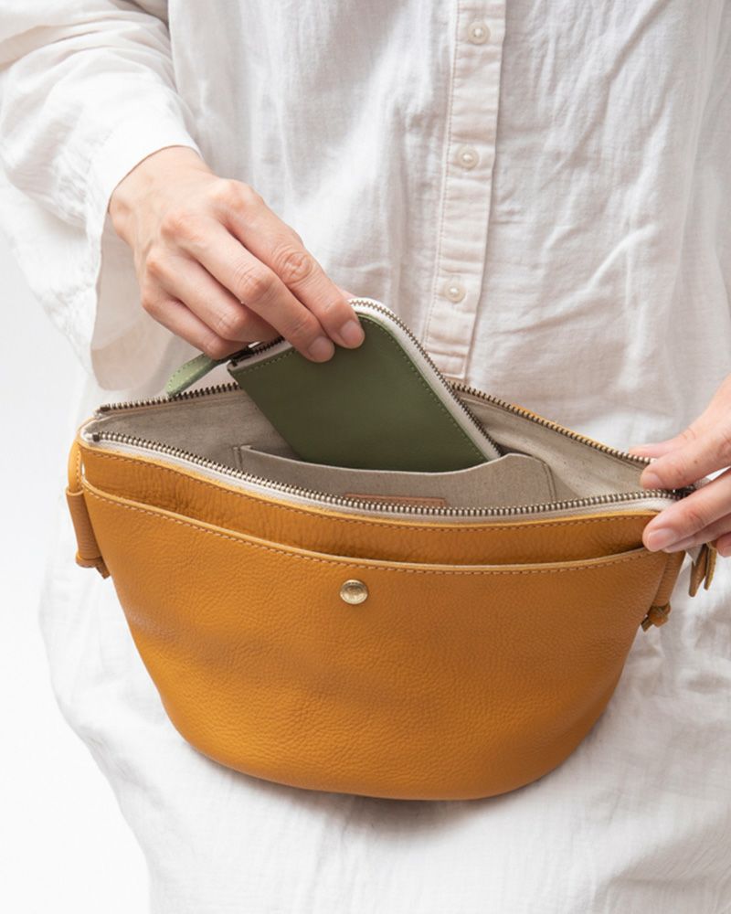ポシェットの色：マスタード