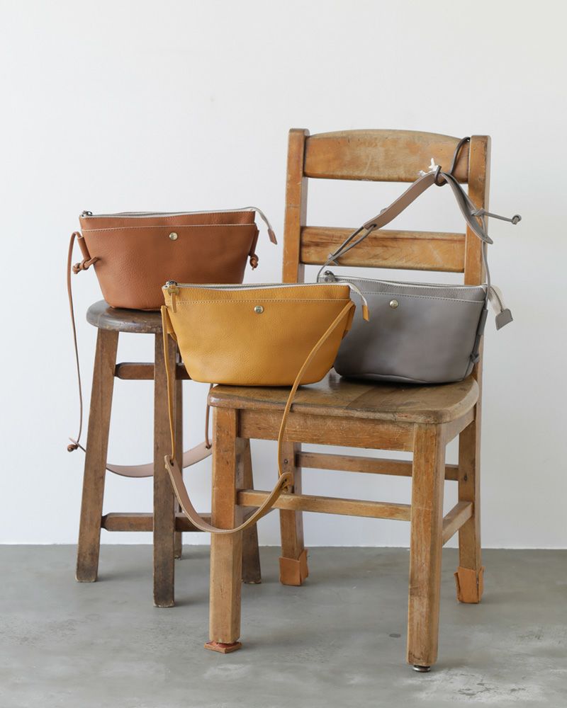 ポシェットの色：左から　キャラメル・マスタード・ピュアグレー