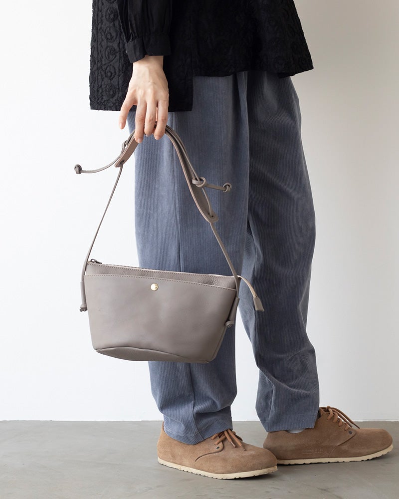 ポシェットの色：ピュアグレー