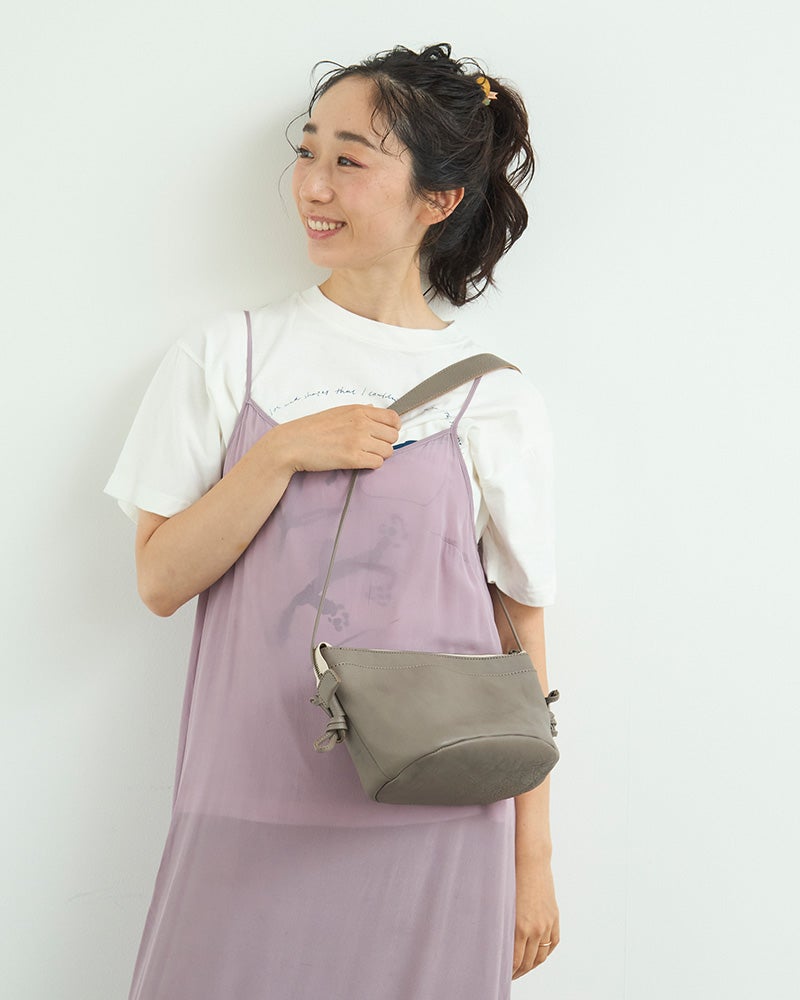 ポシェットの色：ピュアグレー