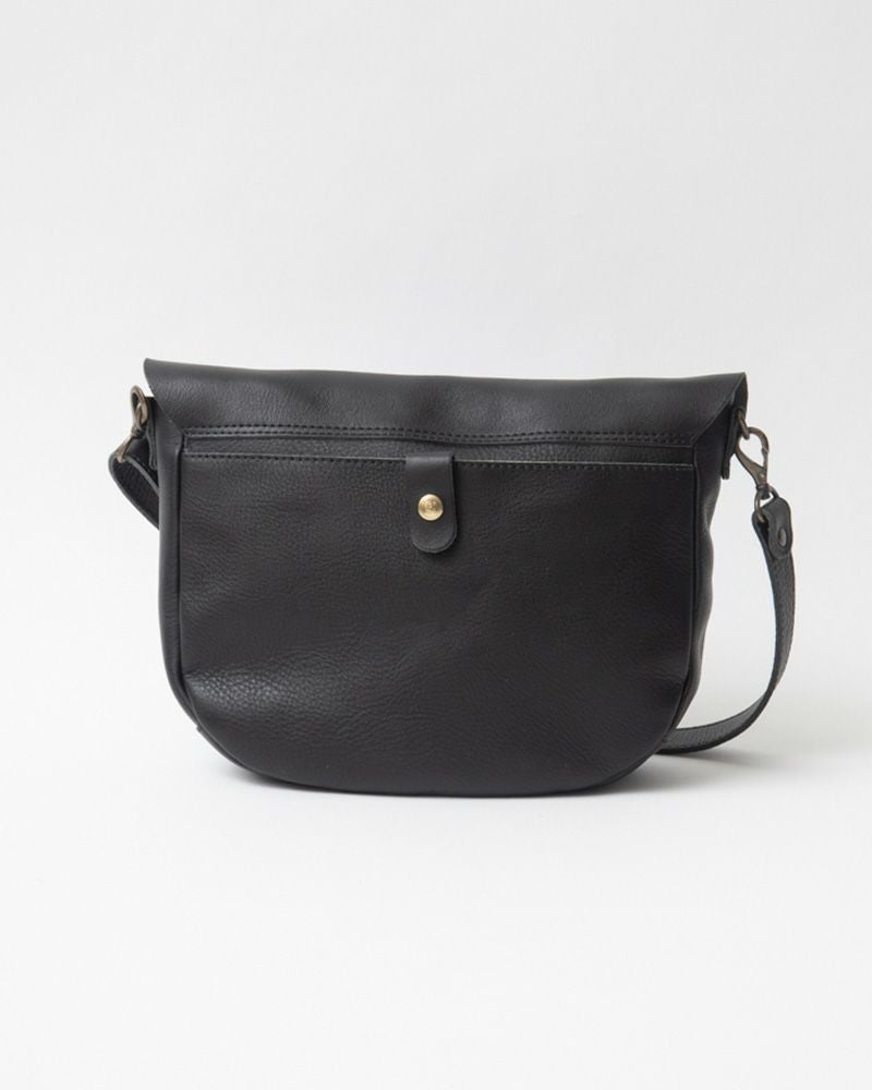 ショルダーバッグの色：クロ