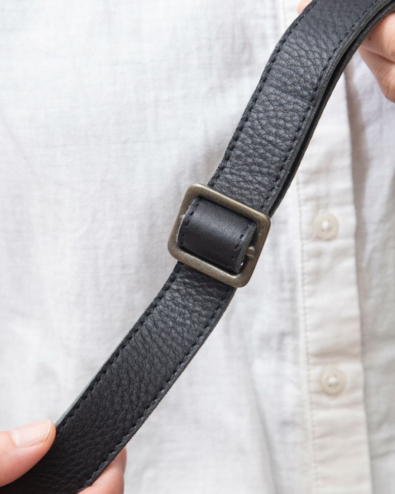 ショルダーバッグの色：クロ